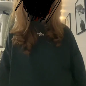 Grön trekvarts tröja från Carin Wester  - Säljer en jättefin trekvarts tröja från Carin Wester med polokrage. Säljer i grön färg INTE vit utan tog bara de som bild. Säljer för att den tyvärr inte används så mycket så den är endast använd runt 2 gånger, kontakta för fler frågor!💗