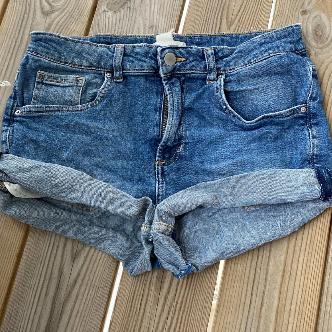 Blå lågmidjade jeansshorts med upprullad kant - 1