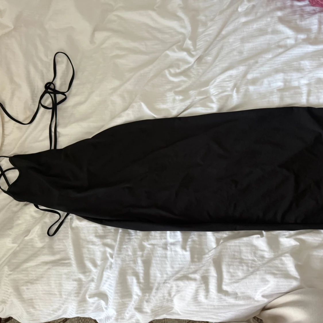 Svart långklänning med öppen rygg och snörning - 3