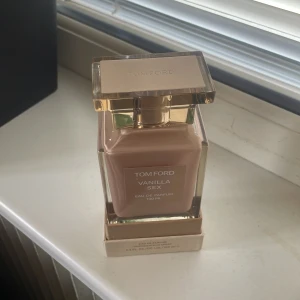 Tom Ford Vanilla Sex EdP 100ml - Exklusiv parfym från Tom Ford, Vanilla Sex Eau de Parfum i 100 ml flaska. Doften har en lyxig vaniljkaraktär och kommer i en stilren, beige och guldig fyrkantig glasflaska med metallisk kork. Perfekt för dig som gillar unika och sensuella dofter. Säljer då jag redan har en💕 Köpt på plick kvittot har jag bara på bild😁 