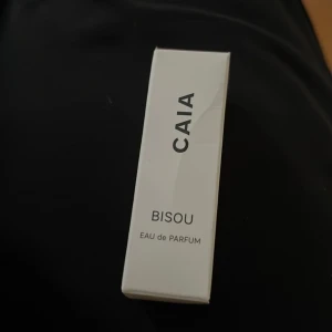 CAIA Bisou Eau de Parfum 2 ml - Parfymprov CAIA Bisou Eau de Parfum i en smidig 2 ml glasflaska med vit spraykork. Kommer i en stilren vit kartongförpackning. Perfekt att ha med i väskan för en fräsch doftboost när som helst. Köpt i ett set med fem olika parfymer så inte ett gratisprov.  Pris 235 kr för 5 st. 