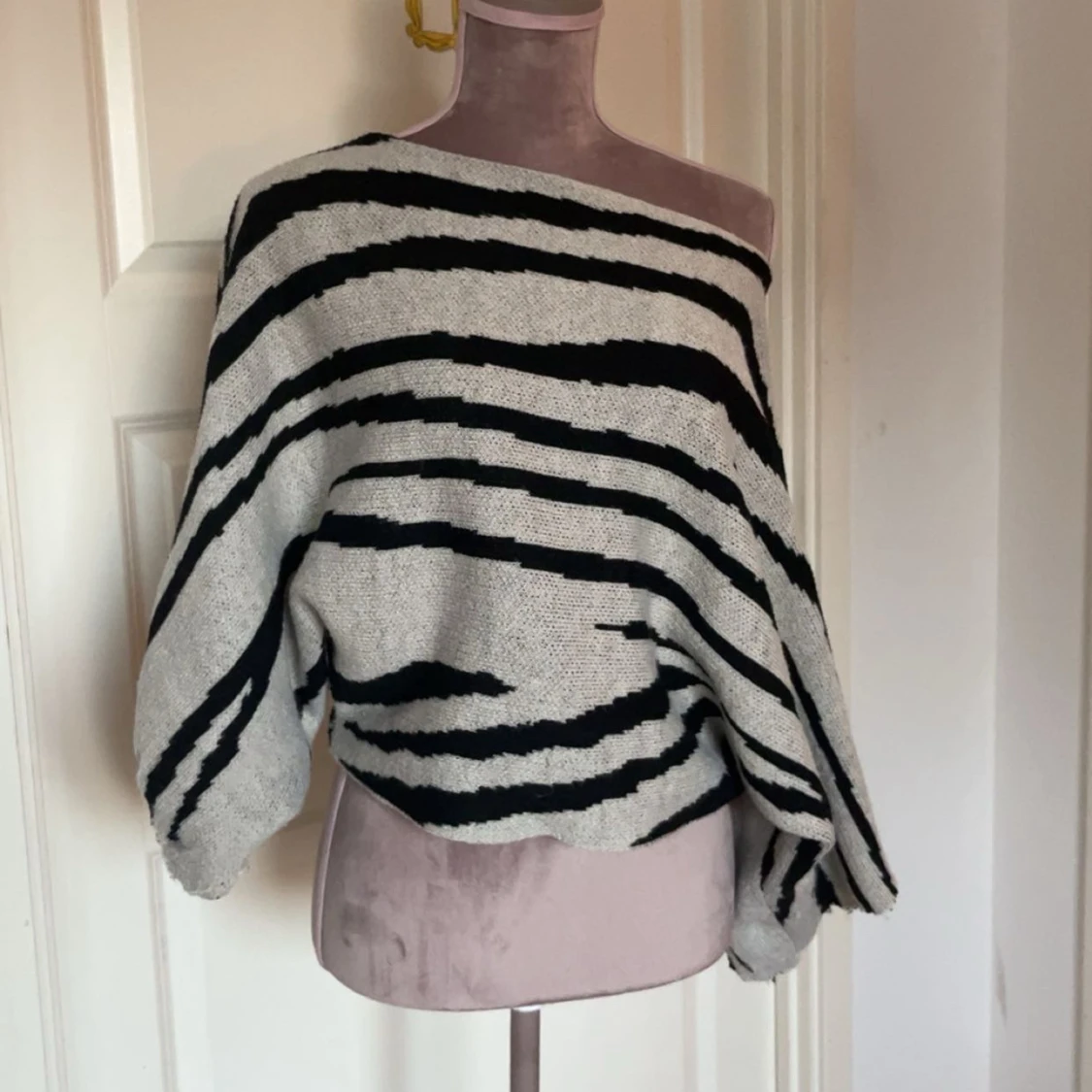 Zebramönstrad stickad tröja offshoulder