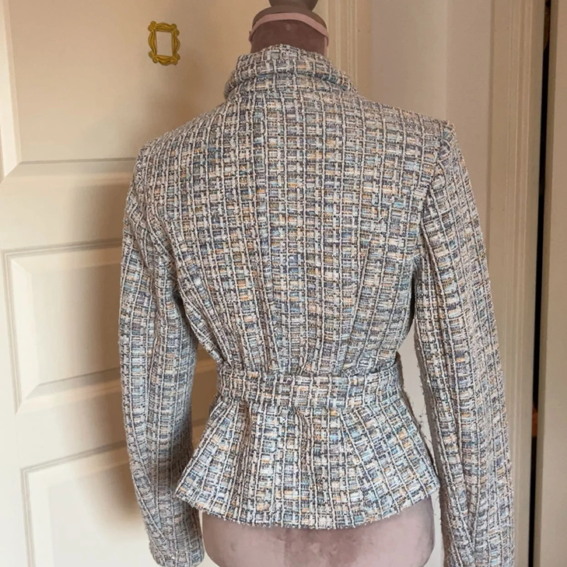 Rutig kavaj med bälte och pärlknappar - 2