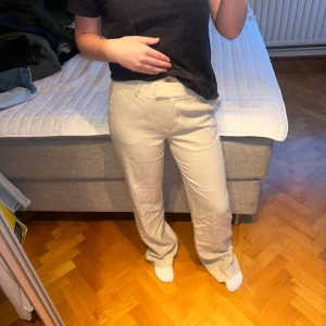 Beiga raka linnebyxor - Beiga linnekostym byxor, väldigt klädsamma. Helt nya med prislappen kvar. Ordinarie pris är 600 kr.