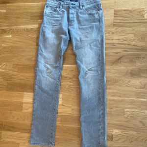 Jeans från Jack&jones  - Dessa jeans sitter riktigt stilrent. Det är slimfit och det är använda ett fåtal gånger. 