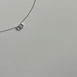 Armband med detalj - Säljer ett armband med detalj (bild 1). Osäker på om det är äkta silver eller om de är nickelfri! Är justerbart så kan ha både som 17 cm och 19 cm (bild 2). Oanvänd men har inte orginalförpackning kvar men säljer ett likadant armband, helt nytt med orginalförpackning. Säljer även ett matchande halsband fast i en annan annons. Köparen betalar frakten!