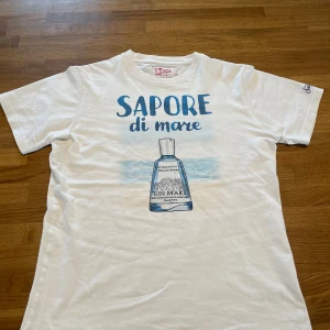 Vit t-shirt Saint Barth med tryck - Vit MC2 tisha storlek S, litet hål i nacken men i övrigt toppen skick