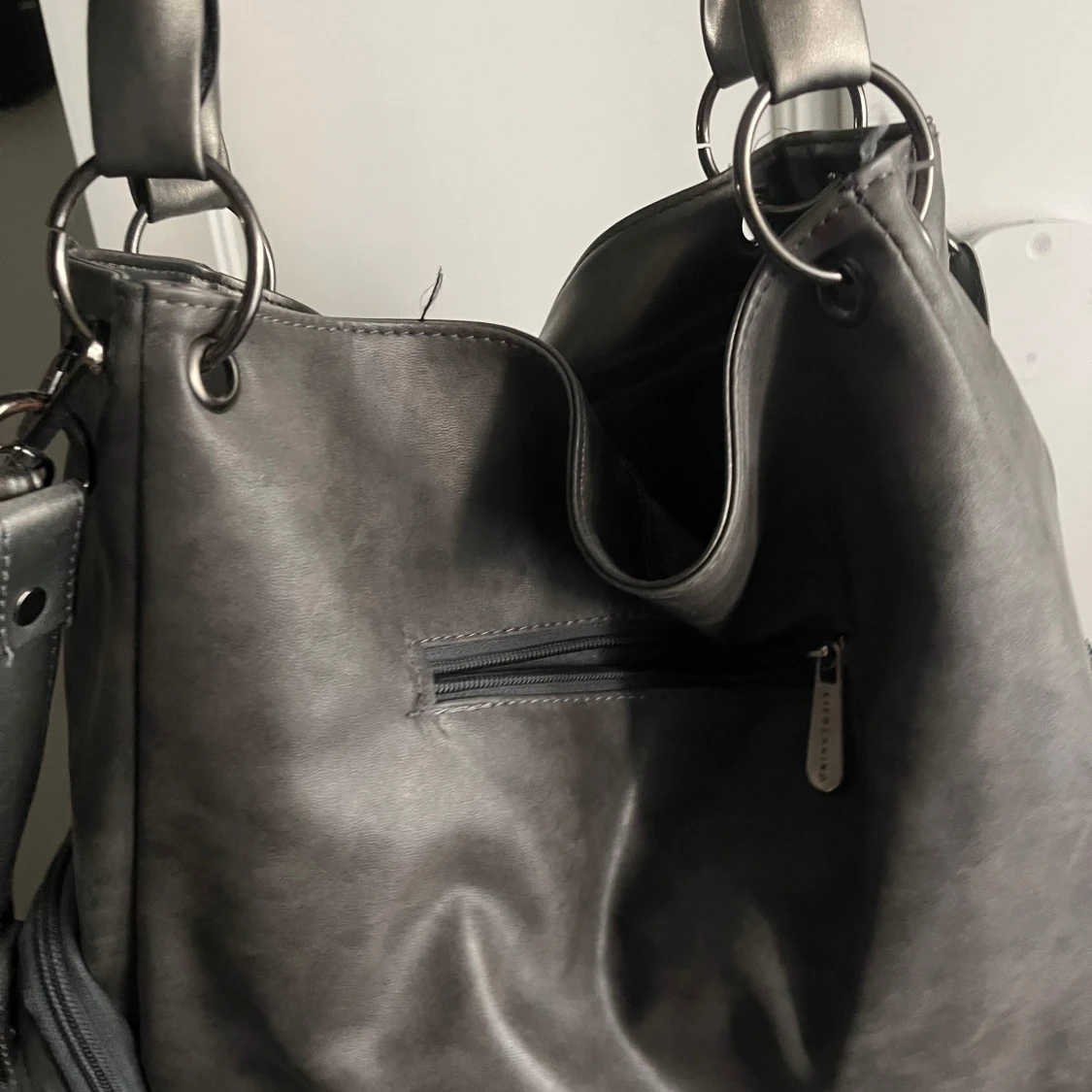 Grå axelväska från Liebeskind Berlin - 1