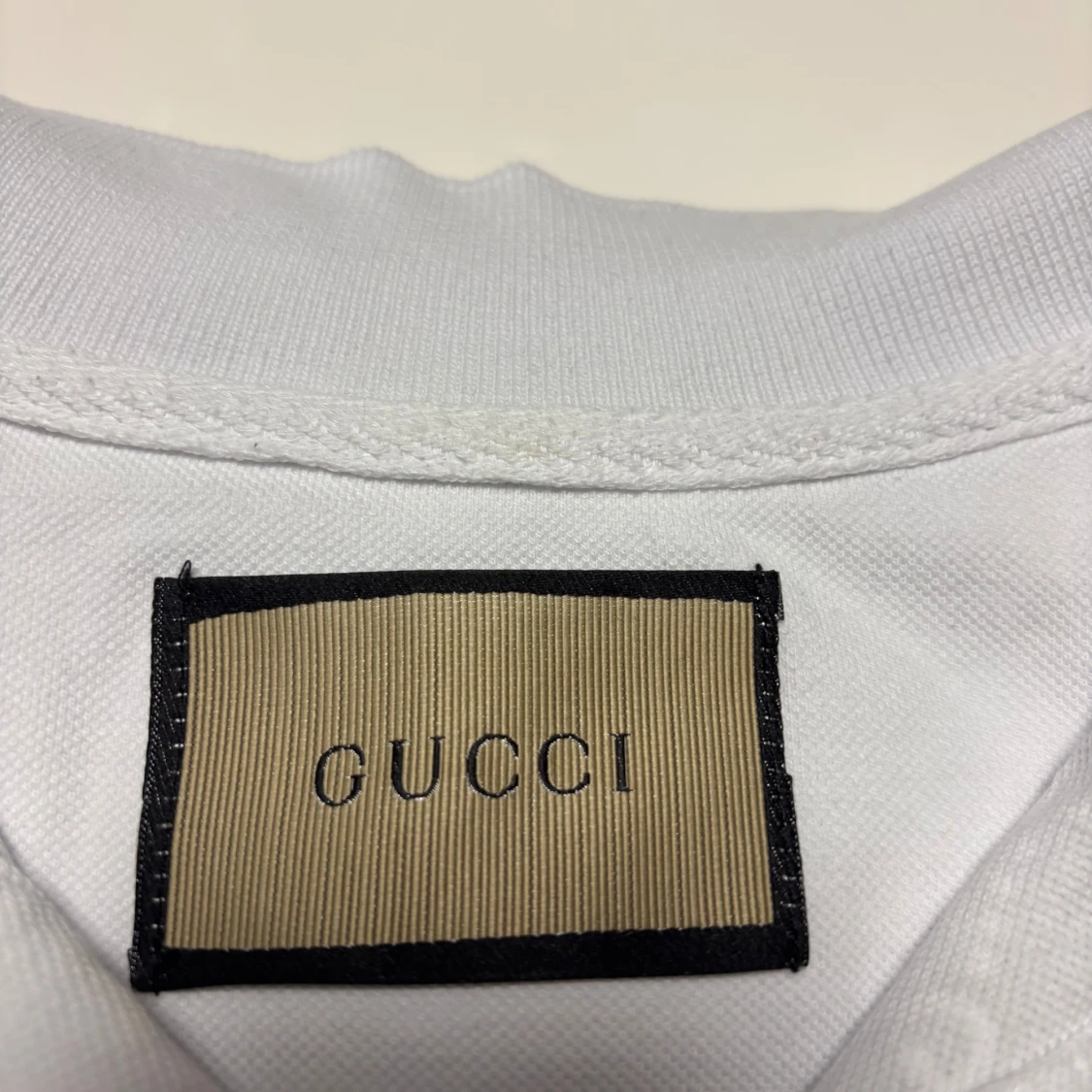 Vit pikétröja från Gucci med GG-mönster - 1