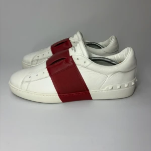 Valentino open ”no lace” röda - Säljer mina valentino open no lace i storlek 42. Passar lite större. Använda ett fåtal gånger så inga defekter. Självklart äkta, DM vid intresse!