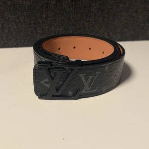 Bälte - Svart lvbälte med svart buckle till salu
