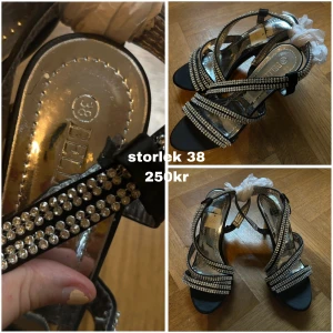 Svarta Klackskor Med Silver Detalj  - oanvända, storlek 38