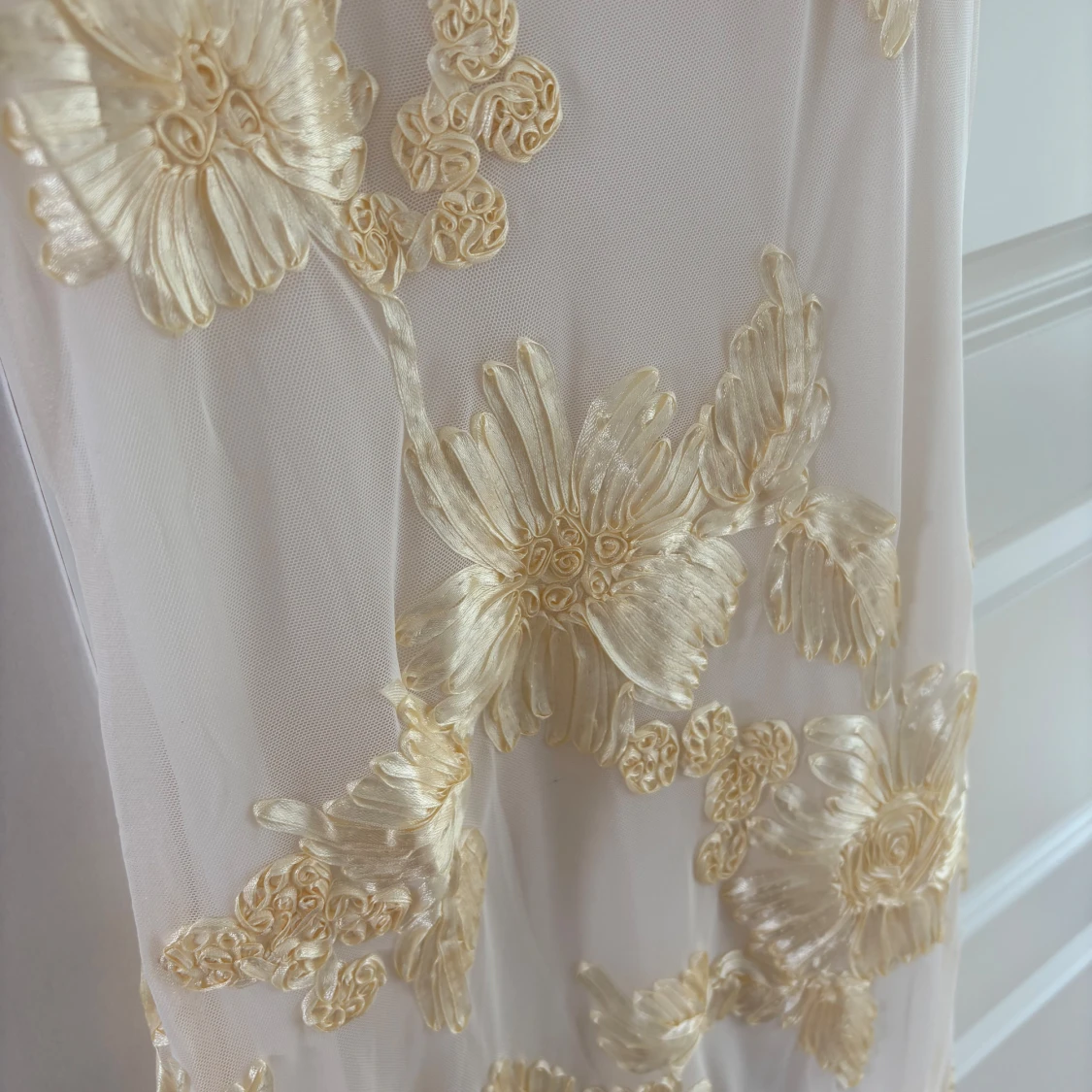 Långklänning med blomdetaljer  - 1