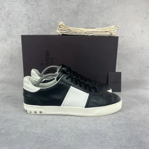 Valentino flycrew sneaker - – Condition: 8,5/10 - two spikes has fallen off  – Color: White and black  – What is included: Only the sneakers  – Retail price: 7280