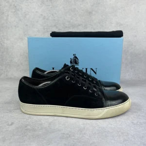 Lanvin DBB1 cap toe sneaker - – Condition: 8/10  - Size: 46/UK12  – What is included: Dustbag  – Retail price: 5000 + SEK  Please note that Lanvins fit big and our recommendation is to go one size down
