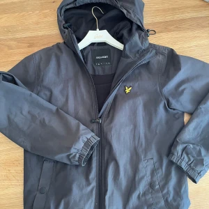 Vindjacka Lyle & Scott - Säljer min feta Lyle & Scott vind jacka, perfekt för kyligare sommar dagar och höst 🍂 Skick: Okej| Storlek: S| Hör av er för frågor ✌️