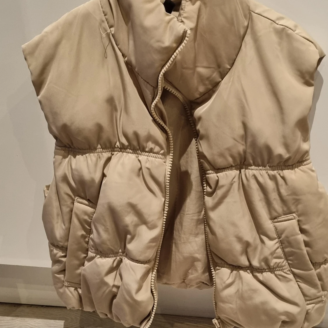 Beige dunväst från H&M XS