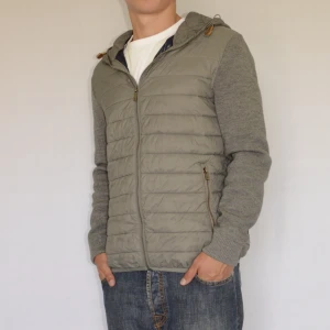 Massimo Dutti cardigan  - MASSIMO DUTTI HYBRID CARDIGAN  Storlek : XL  Passform : Lite mindre som L/M  Användning : Cardiganen är i ett väldigt fint skick utan defekter  Nypris : Cirka 1600SEK  Modellen på bilden är 182CM och väger 79KG
