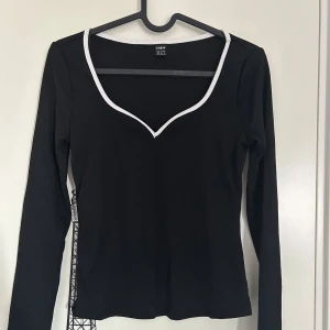 Svart långärmad topp med vit kant från SHEIN - Svart långärmad ribbad topp med vit kant runt den djupa v-ringningen från SHEIN i storlek XS.  