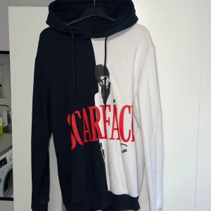 Scarface hoodie - Scarface hoodie från bershka, storlek M. Bara legat i garderoben nyskick.