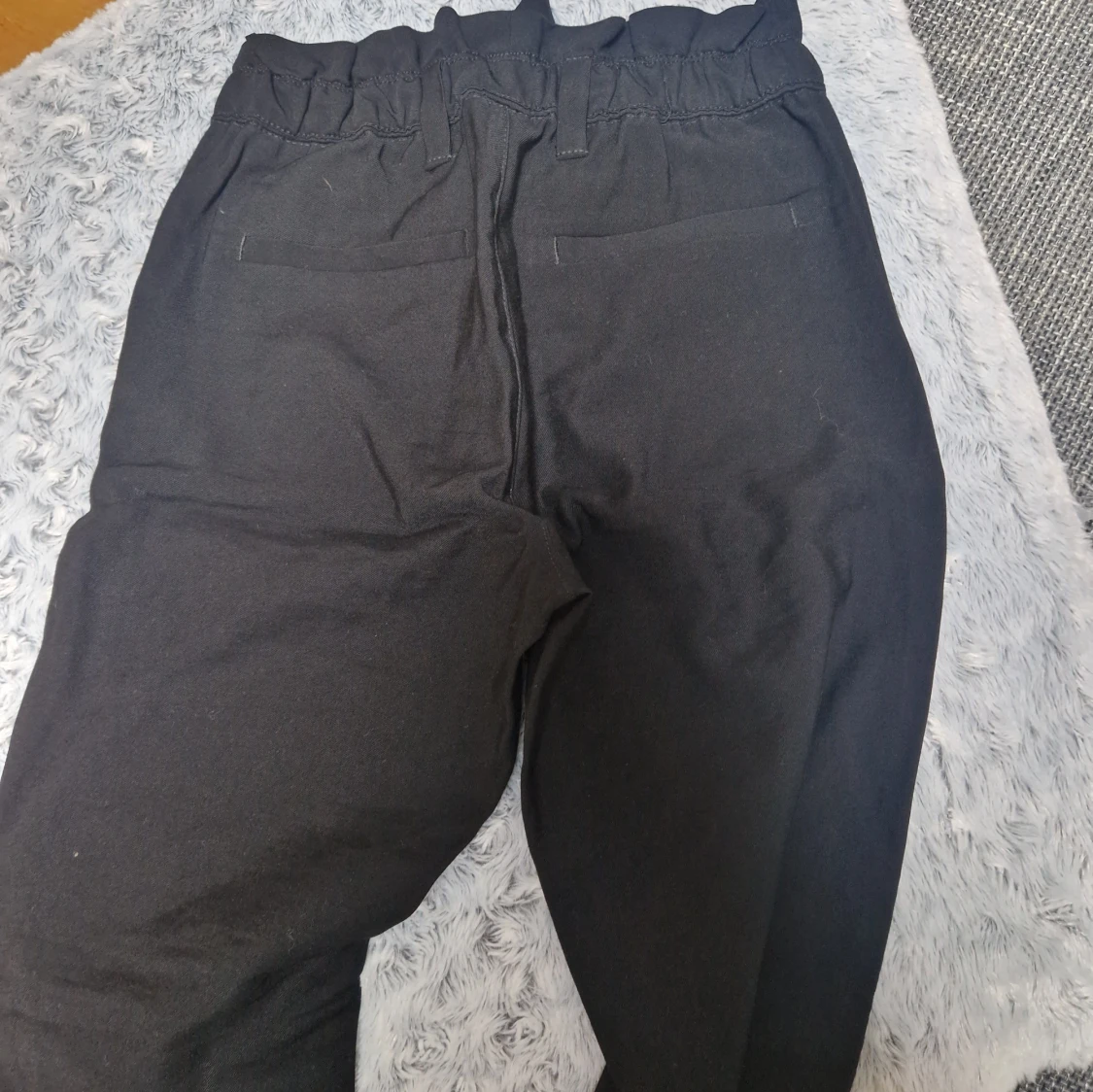 Svarta byxor med knyt i midjan - 3