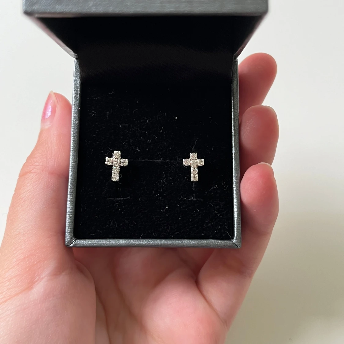 Glittriga korsörhängen i silver - 1