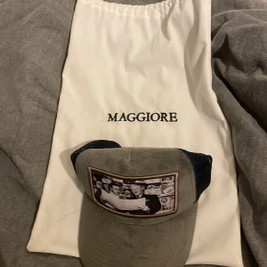 Maggiore keps - Fin velvet keps från märket maggiore. Vi köp följer även en dustbag. Köpt för 600 kr. Priset kan diskuteras. Kepsen är i mycket bra skick 
