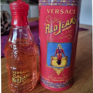 Red Jeans Woman Parfym 75ml - En klassisk parfym från Versace. Köpt nyligen och bara testad några gånger. Jättefin doft, men personligen tycker jag att den skulle passa bättre för en mogen kvinna. Perfekt för dig som gillar en elegant och vuxen doft! Parfymen kommer i sin tillhörande metallförpackning.