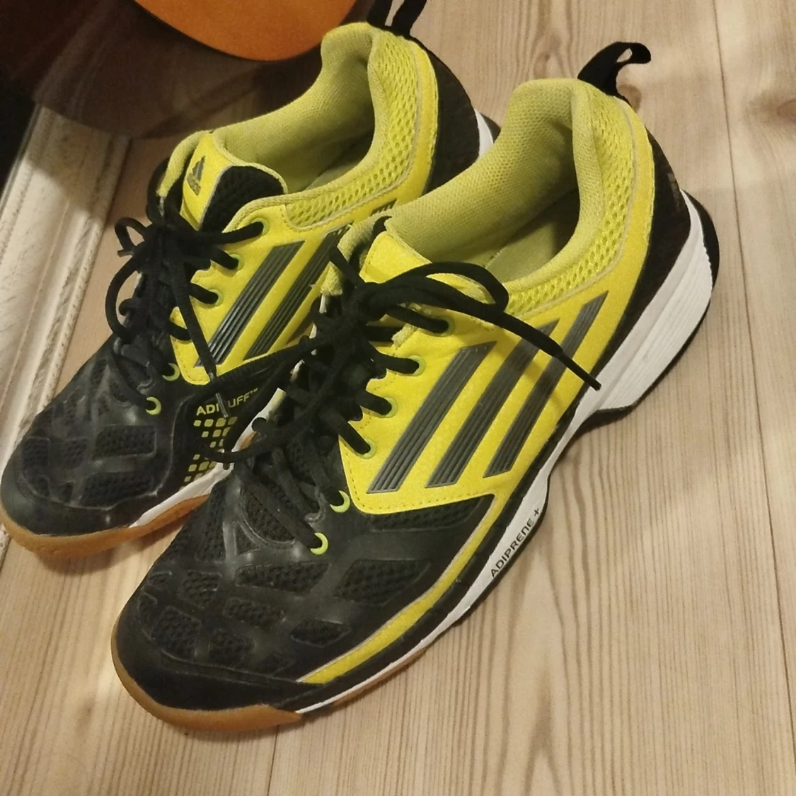 Adidas sneakers svart/gul strl 45