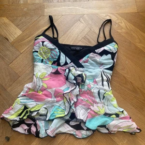 Blommig topp  - Supersöt blommig topp från Dorothy💞 Perfekt för sommarn! Axelbanden kan justeras🩷