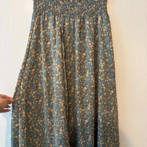 Blommig kjol - En blommig högmidjad lång kjol.