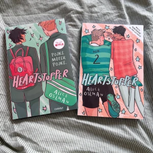 Heartstopper Bok 1 & 2 - Två färgstarka böcker med charmiga illustrationer om vänskap och kärlek mellan två killar. Perfekt för dig som gillar tecknade berättelser och vill ha en mysig, modern läsupplevelse. Inspirerade av populära Netflix-serien.