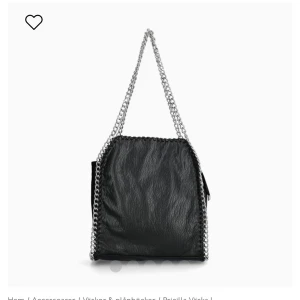 Tiamo väska  - Säljer pågrund jag inte använder den, använd ca 1 gång. Inga defekter ser helt ny ut. Köpt för 600kr🩷