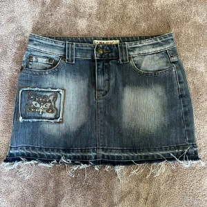 Gråblå jeanskjol - Så fin mörkblå jeanskjol 🩵🩵storlek 31 står det i den men skulle säga att den sitter som en M