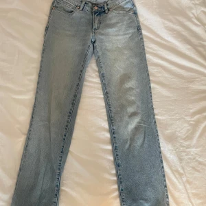 Ljusblå raka jeans från Abrand - Köpta för 800kr Lågmidjade jeans Rak modell Midjemått 36cm Från midjan ner 101cm Benmått 82cm  Inga tecken på användning   Kan skicka mer bilder och sänka priset det är bara att skriva #copenhagenstyle #stockholmstyle #stockholmstil   Jag brukar ha storlek 34 på jeans som Zara och dessa passa mig perfekt i midjan och längden