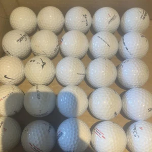 Blandade bollar 25 st golfbollar Floridamix A-B klass - Bilden visar en samling golfbollar av olika märken,  perfekt till nybörjare som inte vill lägga mycket pengar på golfbollar som kan vara dyra 
