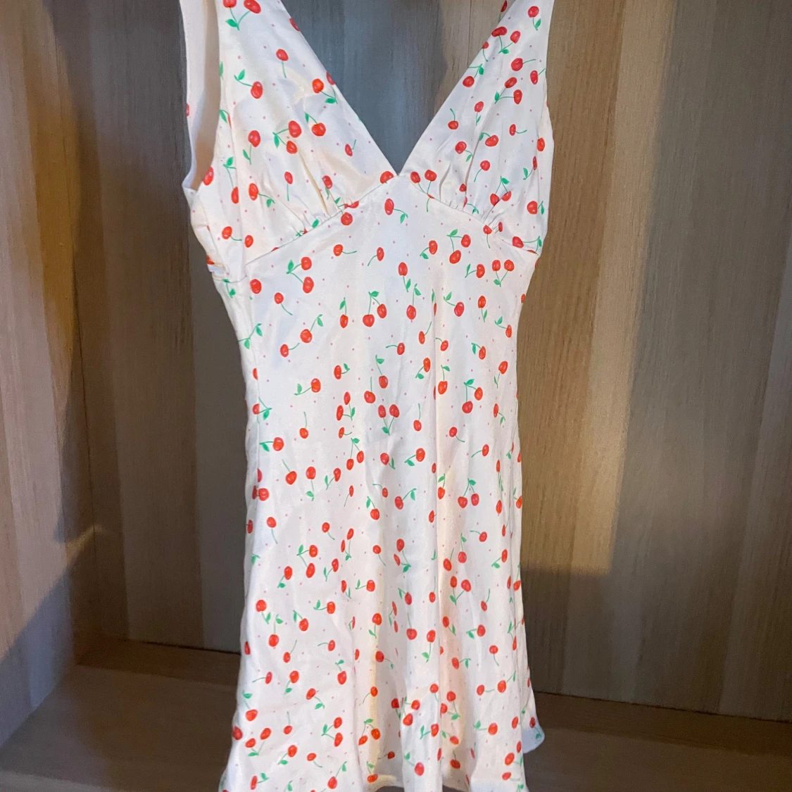 Vit kort klänning med körsbär från Zara