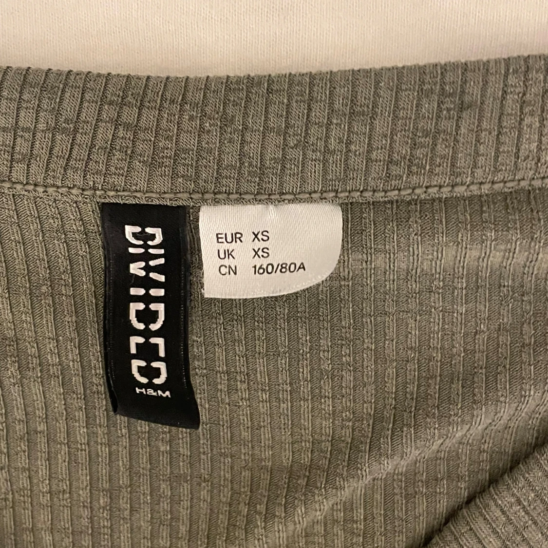Olivgrön ribbad topp från H&M Divided - 2