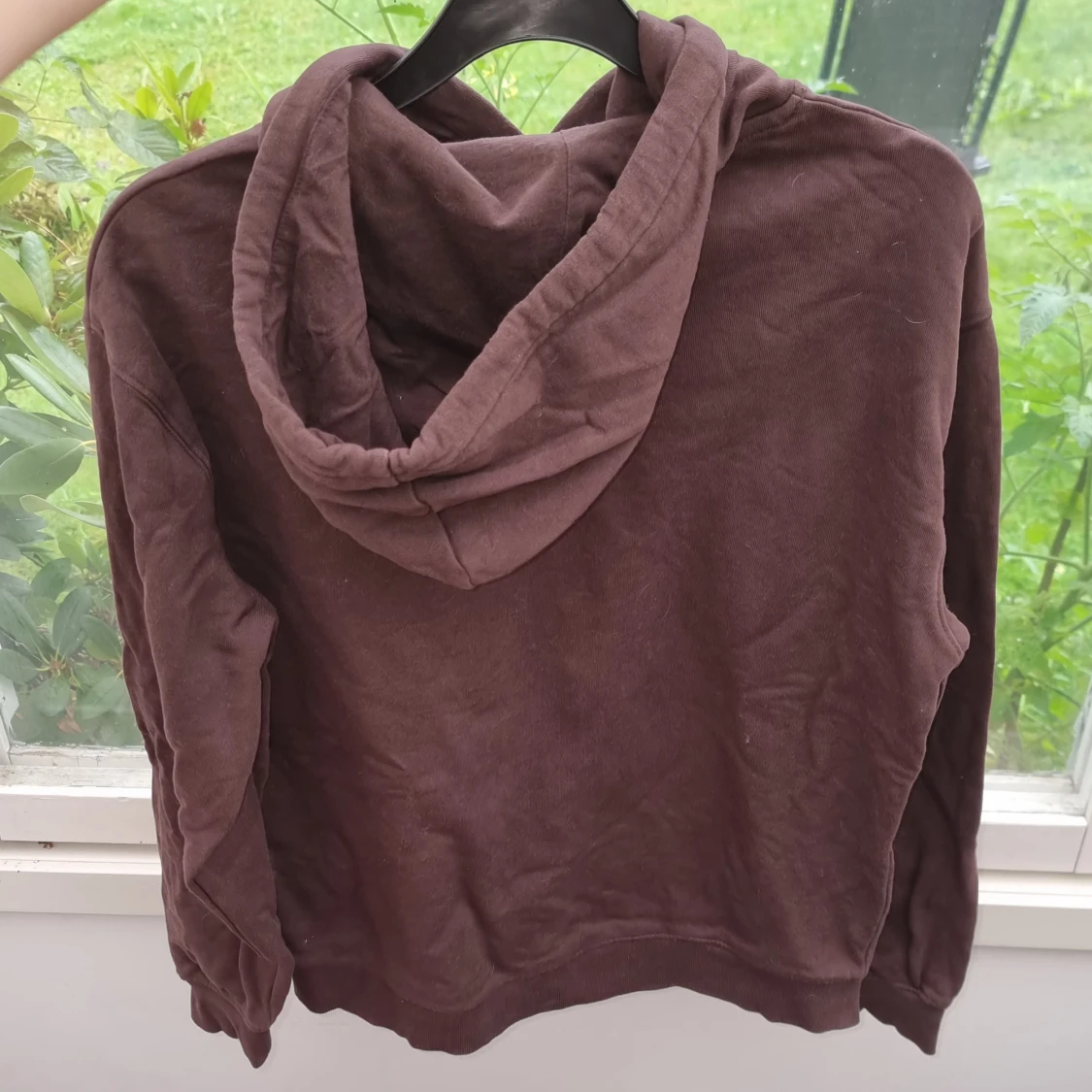 Brun hoodie med huva och ficka - 1