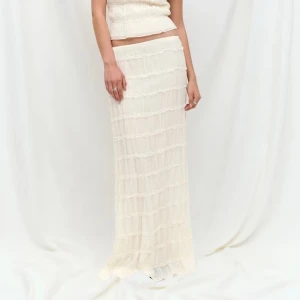 Vit långkjol i plisserad bomull - Slutsåld, superfin vit långkjol med plisserade detaljer och vågiga sömmar. Storlek M men passar mig som har S/M! Aldrig använd!!