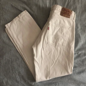 Levi's 501 vita jeans straight fit - Säljer ett par klassiska vita Levi's 501 jeans med rak passform och femficksdesign🩷⭐️Storlek L, men passar mig som är M superbra!