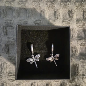 Trollslända örhängen silver  - GRATIS GÅVA MED VARGE ORDER!! Supertrendig stockholmsstil tjejer, örhängen silver. Vinter ring smycke. Gjord av stål, jag svarar och skickar alltid snabbt!