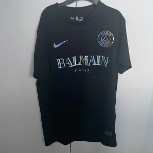 PSG x Balmain svart fotbollströja Nike S - Riktigt snygg fotbollströja som är snygg året runt. Storlek S men sitter även bra på M. 9/10 skick. Knappt använd. 
