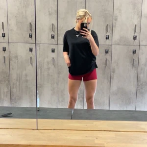 Röda Dfyne träningsshorts - Säljer ett par röda, tighta Dfyne träningsshorts. De är dock köpte på Vinted så kan inte garantera att de är äkta, förmodligen inte. Men de har en skön och fin passform som formar kroppen fint. De kommer tyvärr inte till andvändning. De är perfekta för gymmet eller löpning. Färgen är snyggt röd och materialet känns stretchigt och följsamt.