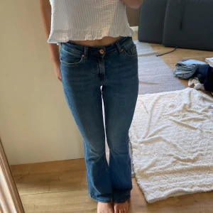Blå bootcut jeans från ONLY  - Säljer ett par klassiska blå bootcut jeans från ONLY i storlek XS/30. Jeansen har normal passform och snyggt utsvängda ben. Perfekta till sneakers eller boots och tillverkade i mjukt denimtyg💗