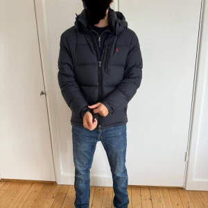 Ralphlauren gorham down jacka - Ralphlauren gorham down jacka som knappt är använd. Nypris 5600 i storlek Smal, Personen i bilden är 180 