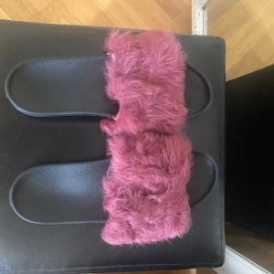 Uggs tofflor  - Inte använda och ser helt nya ut men bara en liten defekt på en av dom på sidan men det syns inte mycket.