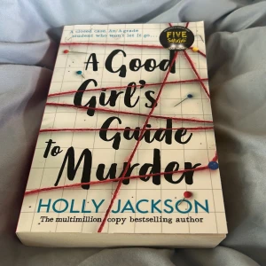 A Good Girl's Guide to Murder - En spännande och modern deckare där en smart tjej gräver i ett gammalt mordfall. Perfekt för dig som gillar mysterier, hemligheter och att följa ledtrådar. En bok som håller dig på helspänn från första till sista sidan!