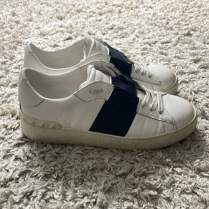 valentino garvani - Ett par fetta valentino garvanis i storlek 40 för ett bra pris passar till alla årstider pris kan diskuteras 