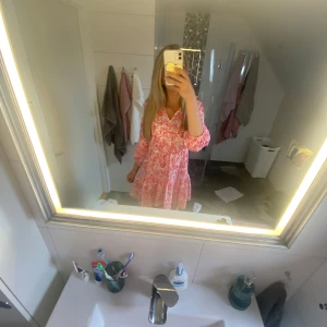 Rosa blommig kortklänning med volang - Kontakta mig gärna vid frågor och jag brukar ha S som referens❤️Kolla även gärna i min profil för fler plagg❤️